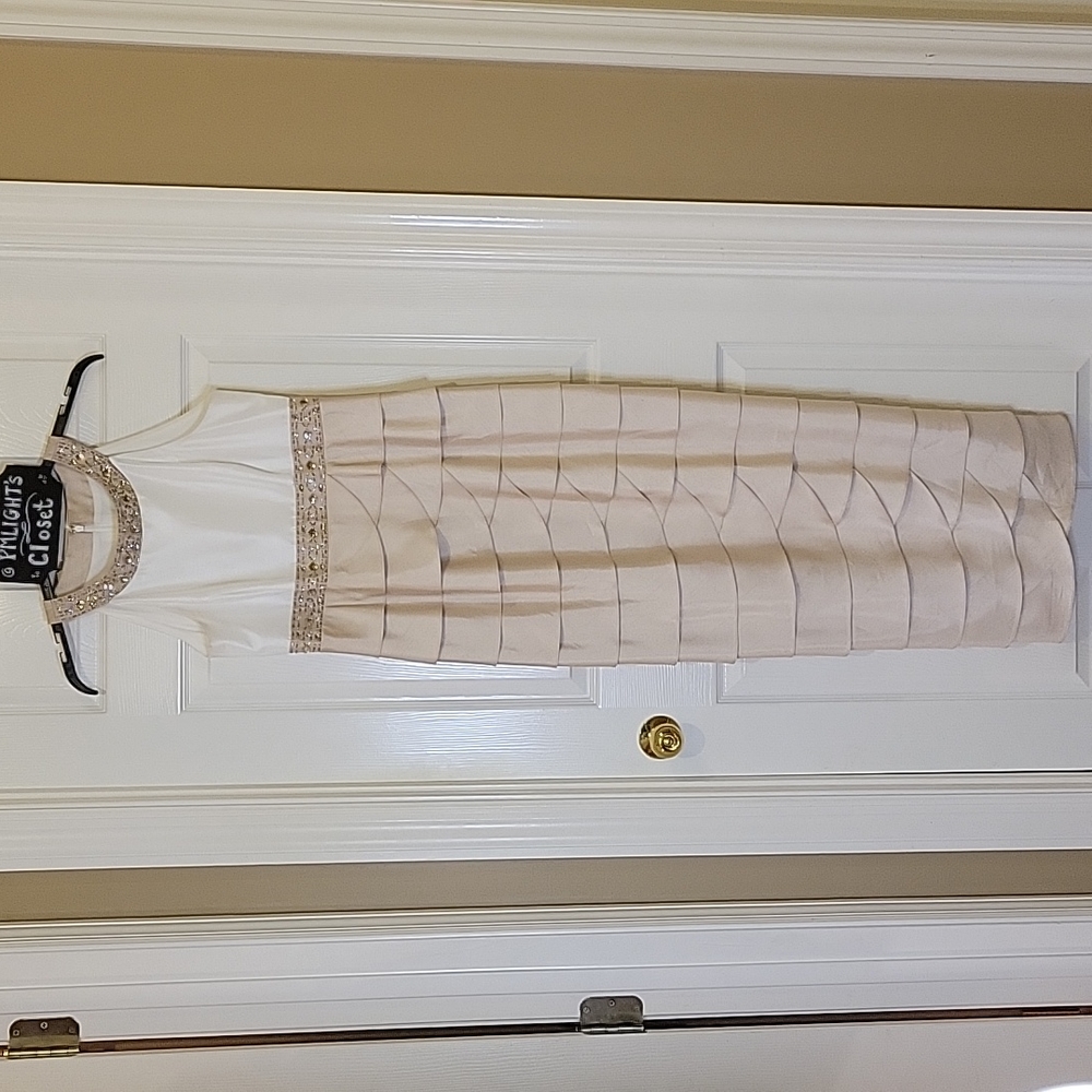 Jessica Howard Two-Toned Tiered Shantung Column Gown Beaded Champagne Iv…